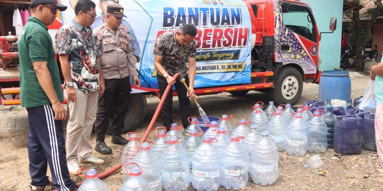 Polresta Tangerang Salurkan 3.000 Liter Air Bersih untuk 60 KK di Cikupa