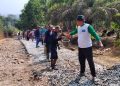 Warga Patungan Perbaiki Jalan Rusak
