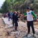 Warga Patungan Perbaiki Jalan Rusak