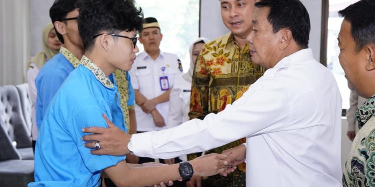 Pelepasan calon mahasiswa ke luar negeri