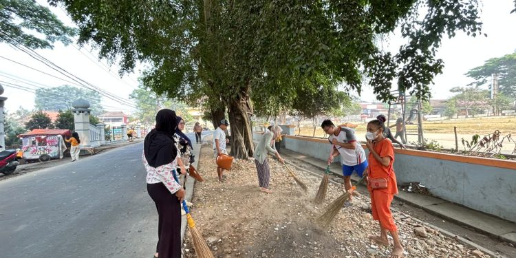 PPKM Gelar aksi bersih sampah sekitar Alun-alun Menes