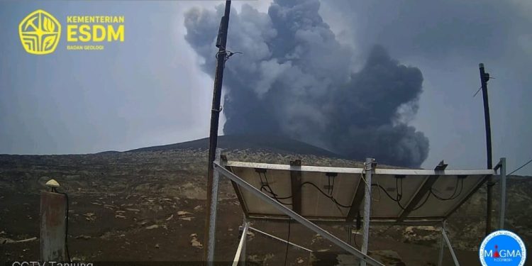 Gunung Anak Krakatau mengalami Erupsi
