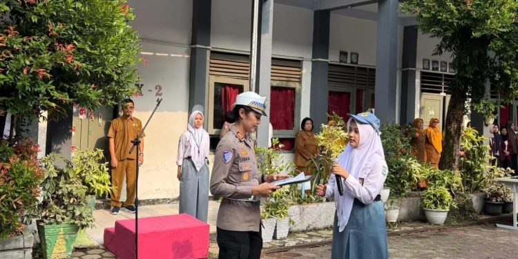 pelajar disiplin berlalu lintas