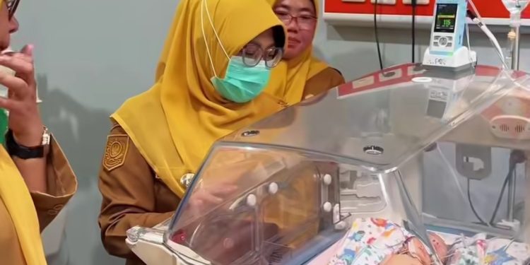 Bupati Jenguk Bayi dibuang dalam kantong kresek warna merah
