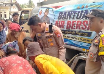 Penyaluran bantuan air bersih