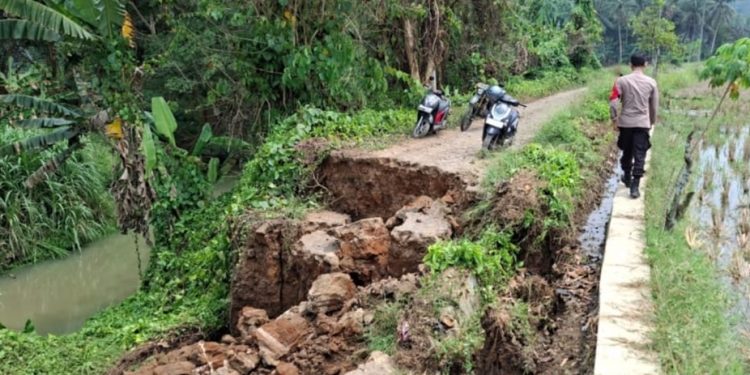 Longsor Sepanjang 50 Meter, Akses Jalan ke Kecamatan Bojong Putus