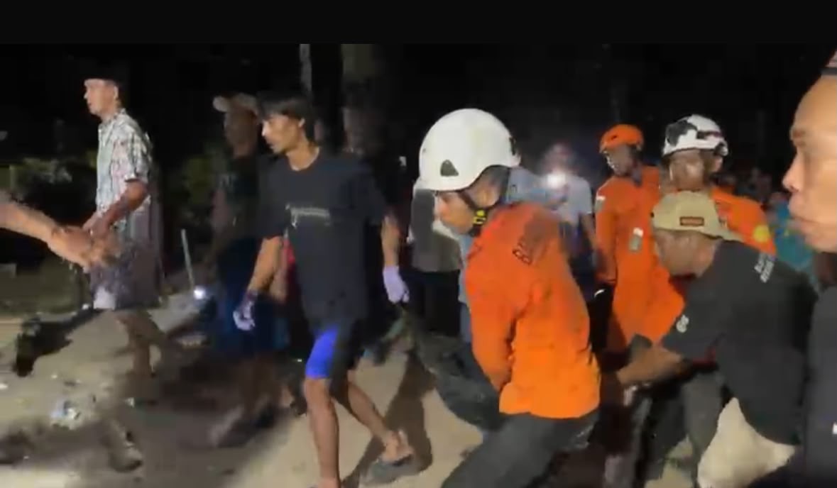 12 Jam Lebih, Basarnas Baru Berhasil Evakuasi Korban Longsor Sumur di Malingping